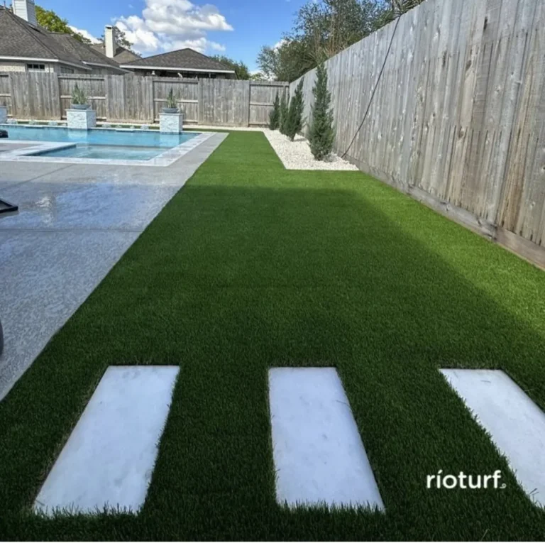 Backyard Pool — Pools artificial turf by Rioturf Valley
