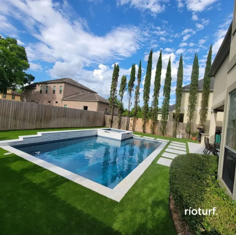 Backyard Pool — Pools artificial turf by Rioturf Valley